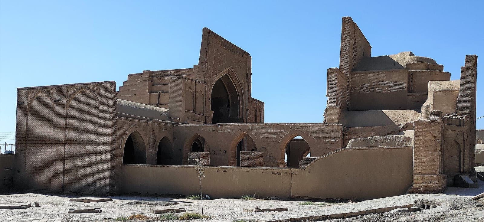 نمای گستردهٔ مسجد جامع فرومد و ایوانهای آجری آن در روستای فرومد میامی
