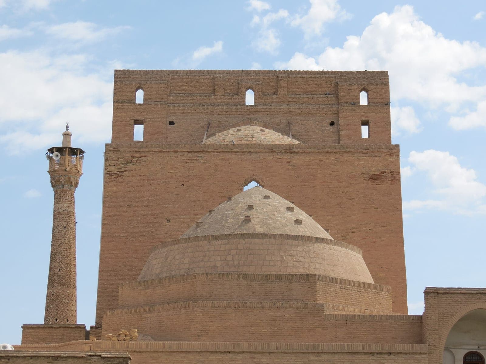 گنبد آجری شبستان و منارهٔ مسجد جامع سمنان از پشت ایوان اصلی