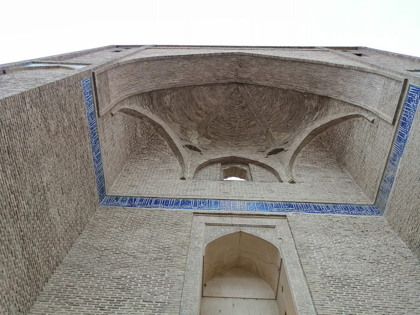 آجرچینی و مقرنس سادهٔ سقف ایوان مسجد جامع سمنان با کتیبهٔ کاشی فیروزهای