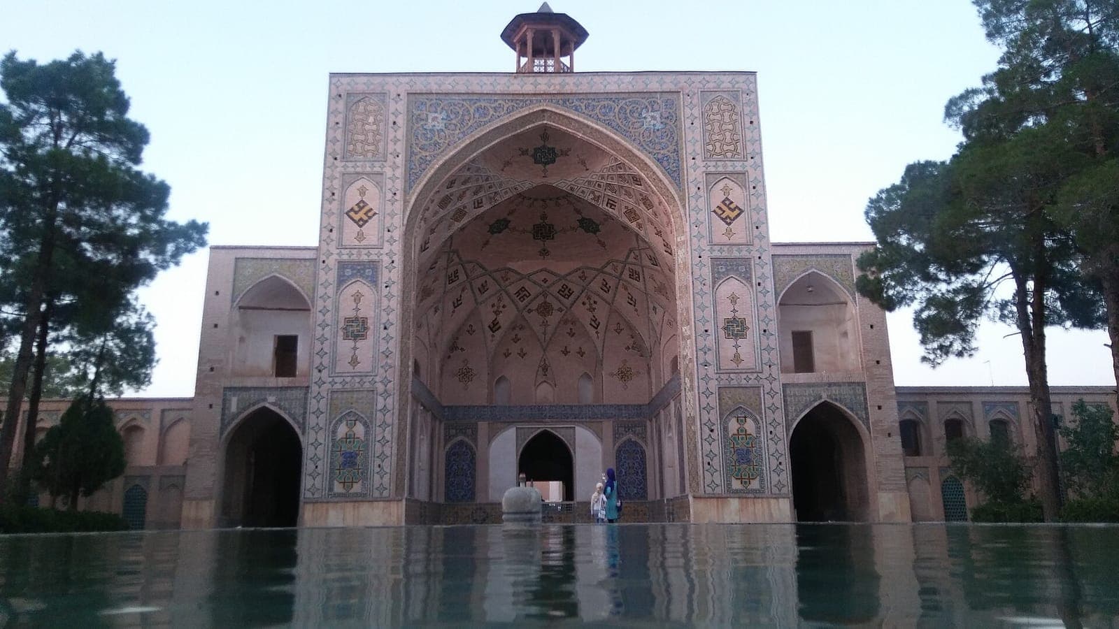 ایوان جنوبی مسجد امام (سلطانی) سمنان و بازتاب آن در آب حوض صحن