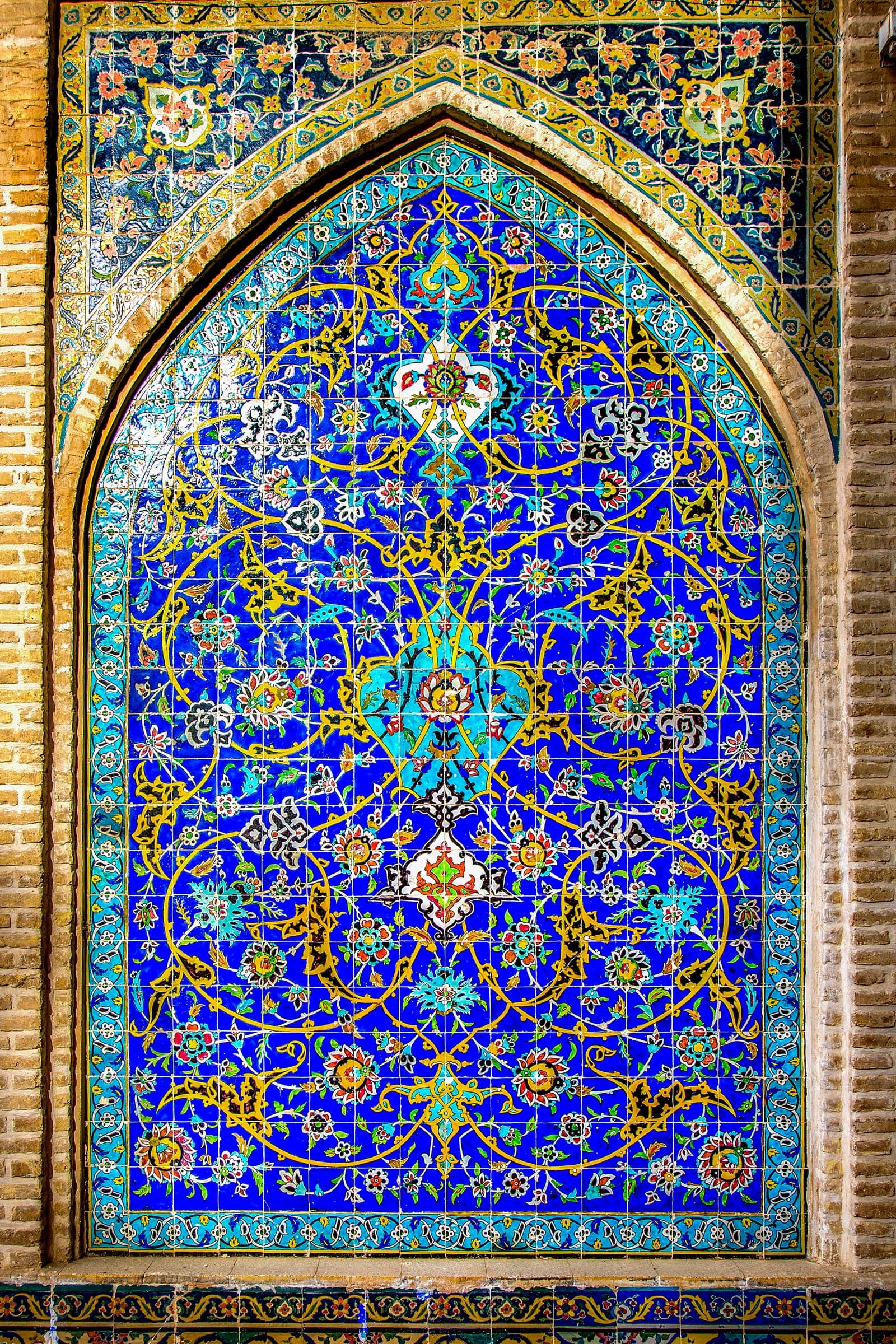 کاشی معرق لاجوردی با نقش گل و اسلیمی در ازارهٔ مسجد امام (سلطانی) سمنان