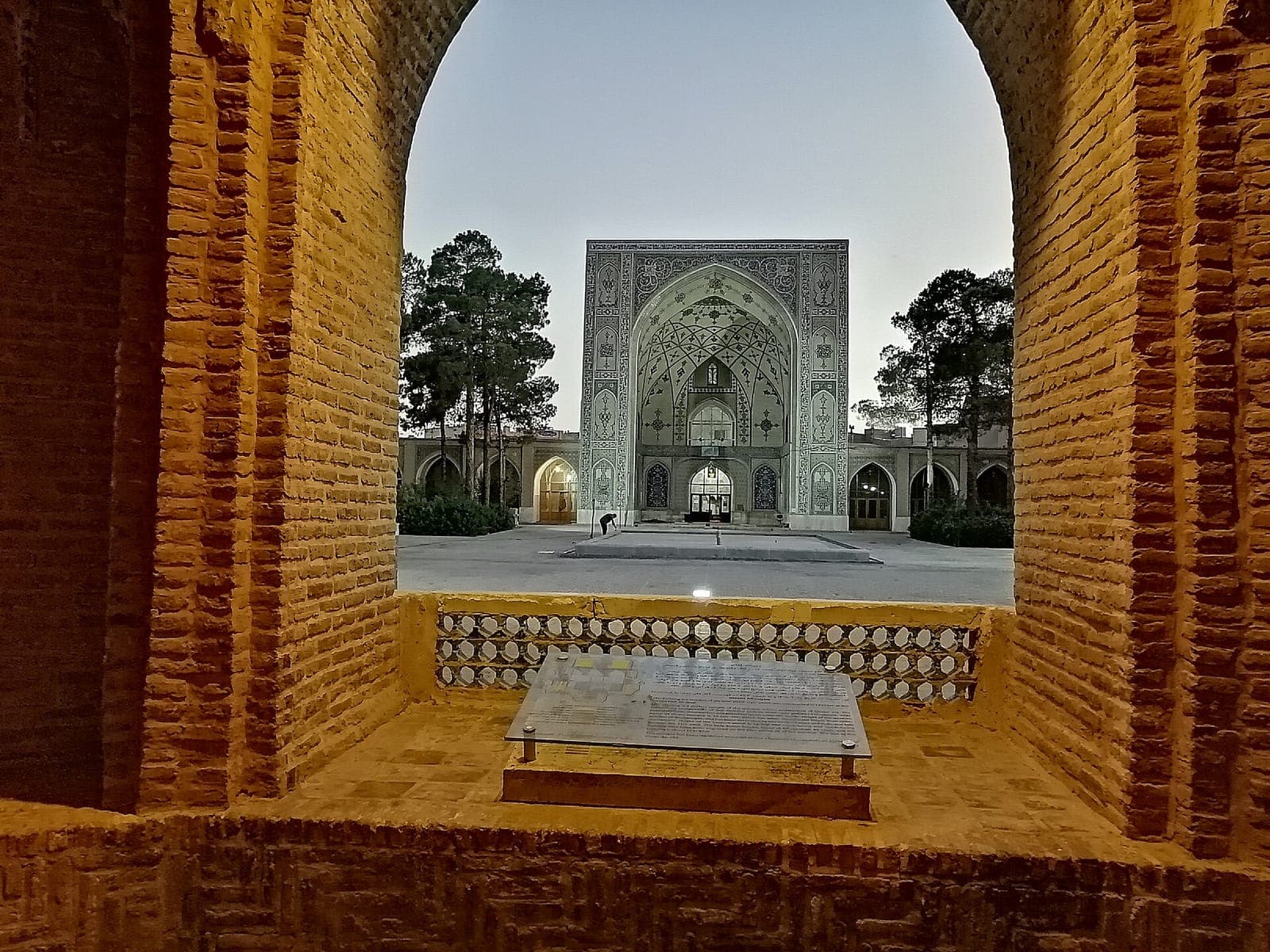 نمای ایوان مسجد امام (سلطانی) سمنان از درون طاقنمای آجری رواق
