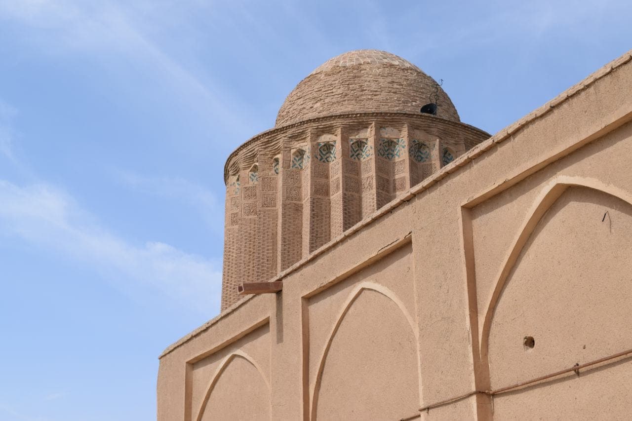 دیوار آجری طاقنمادار مسجد جامع بسطام و گنبد برج کاشانه در کنار آن